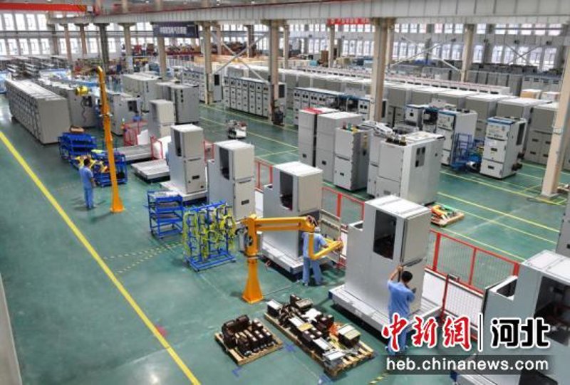 在电力系统中，输电线路金具扮演着不可或缺的角色。它们不仅提高了线路的安全性和稳定性，还优化了运行效率。今天我们就来深入探讨一下输电线路金具的重要性，并通过对比分析，看看不同类型金具的特点。